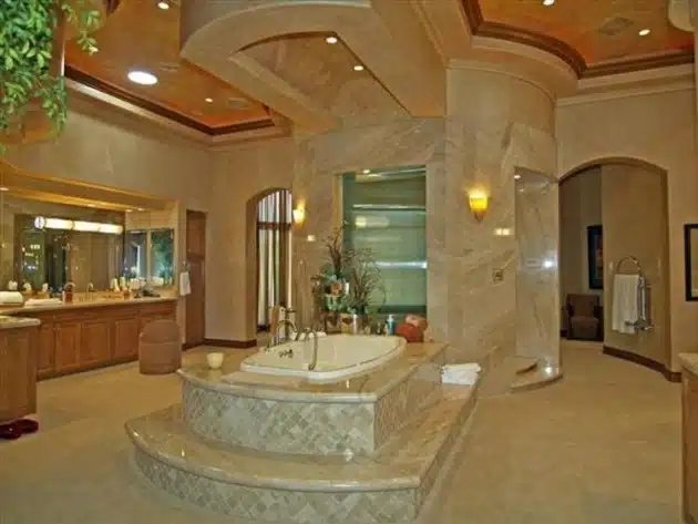 nicolas-cage-bathroom