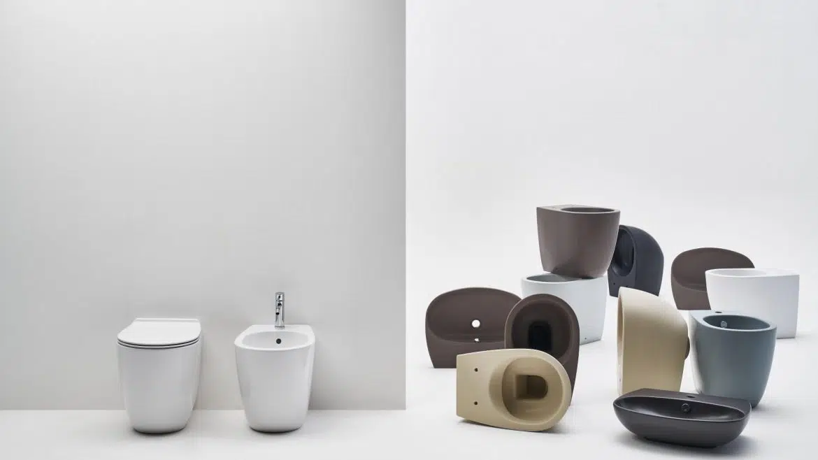 λευκές και χρωματιστές λεκάνες